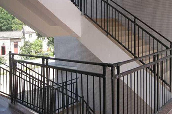 Maßgeschneiderte Metallhandläufe für den Außenbereich, Balkon, Treppe, Veranda, Deckbeschläge, Stahlrohrgeländer, Aluminiumgeländersystem