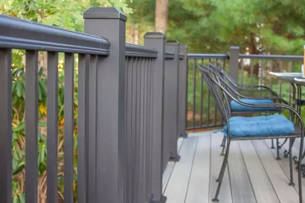 Maßgeschneiderte Metallhandläufe für den Außenbereich, Balkon, Treppe, Veranda, Deckbeschläge, Stahlrohrgeländer, Aluminiumgeländersystem